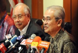 رئيس الوزراء الماليزي يتنحى عن منصبه