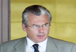 قاضٍ أسباني يفتح تحقيقًا ضد 6 من مستشاري بوش