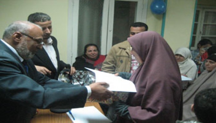 مجاهد يكرِّم الأمهات المثاليات وينظم معرضًا خيريًّا