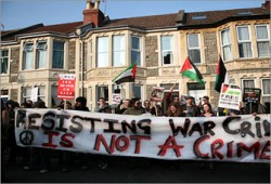 مساندة بريطانيين اقتحموا مصنعًا يزود الصهاينة بالأسلحة