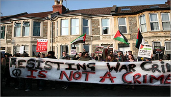 مساندة بريطانيين اقتحموا مصنعًا يزود الصهاينة بالأسلحة