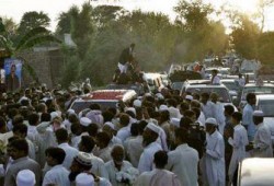 الحكومة الباكستانية تعيد تشودري والمعارضة تلغي مسيرتها