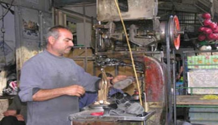 صحيفة أمريكية: أحذية المصريين البالية تعكس واقعهم الاقتصادي