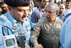 باكستان.. المحامون والمعارضة يتحدون الحكومة بمسيرة حاشدة