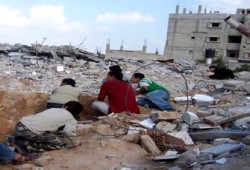 قصف صهيوني يستهدف الشريط الحدودي واعتقال 16 بالضفة