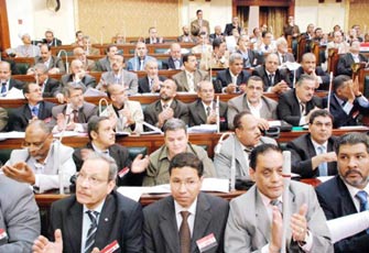 سرور يستجيب للإخوان والمعارضة ويعيد قانون المزايدات للتشريعية