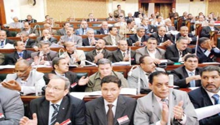 سرور يستجيب للإخوان والمعارضة ويعيد قانون المزايدات للتشريعية