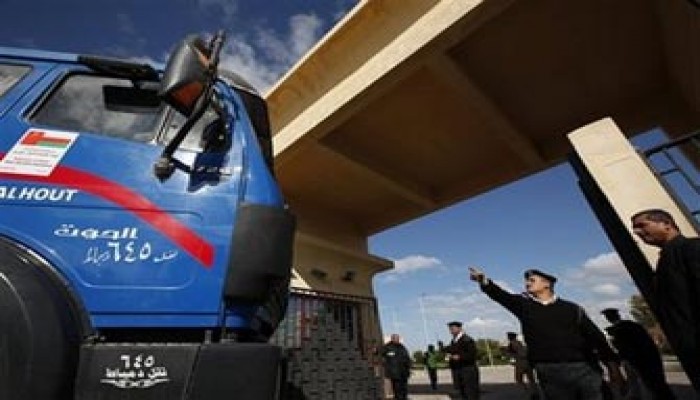 حريق يلتهم 150 شاحنة إغاثية بالقرب من معبر كرم أبو سالم