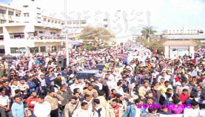 طالبات جامعة الزقازيق يطالبن بكسر حصار غزة