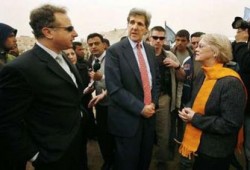 جون كيري وبرلمانيان أمريكيان يتفقدون دمار غزة