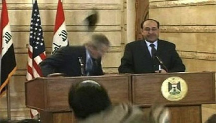 بدء محاكمة منتظر الزيدي بتهمة الاعتداء على بوش