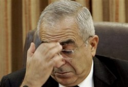 اعتصام العاملين في 32 مؤسسة حكومية برام الله لتأخُّر الرواتب