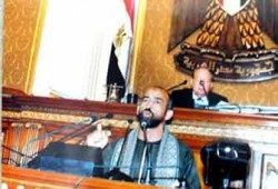 نائب القوصية يطالب برصف الشوارع وإنشاء ناد