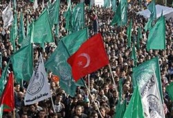 آلاف الغزيِّين يخرجون إلى الشوارع تأييدًا لحماس