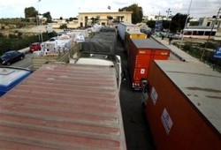 مصر تحتجز 20 ألف طن مواد غذائية مساعدات لغزة
