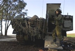 مقتل وإصابة 4 جنود صهاينة في انفجار دبابة على حدود غزة