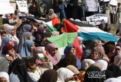 وقفة للأخوات أمام الصحفيين لنصرة غزة