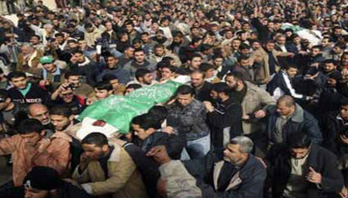 آلاف الفلسطينيين يشيعون جنازة سعيد صيام ونجله وشقيقه