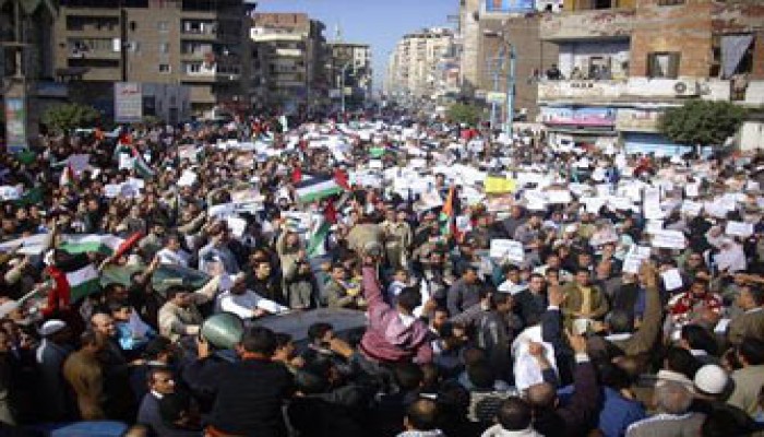 مئات الآلاف في محافظات مصر يتظاهرون مع غزة