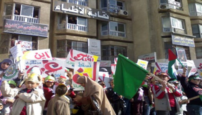 وقفة نسائية أمام نقابة أطباء دمياط تضامنًا مع غزة