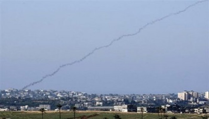 القسام تفجِّر عبوتين ناسفتين وتطلق 3 صواريخ