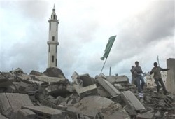 الصلاة في غزة فوق حطام المساجد