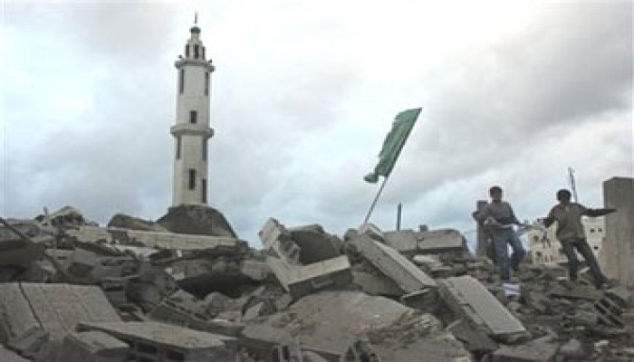الصلاة في غزة فوق حطام المساجد