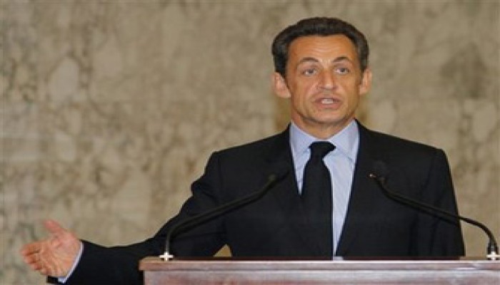 ساركوزي يغيِّر موقفه ويطالب الكيان الصهيوني بوقف عدوانه