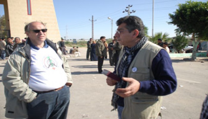 وفد طبي يوناني يعلن اعتصامه أمام معبر رفح