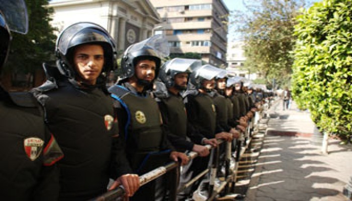 شارع قصر العيني يتحوَّل إلى ثكنة عسكرية لمنع مؤتمر غزة!!