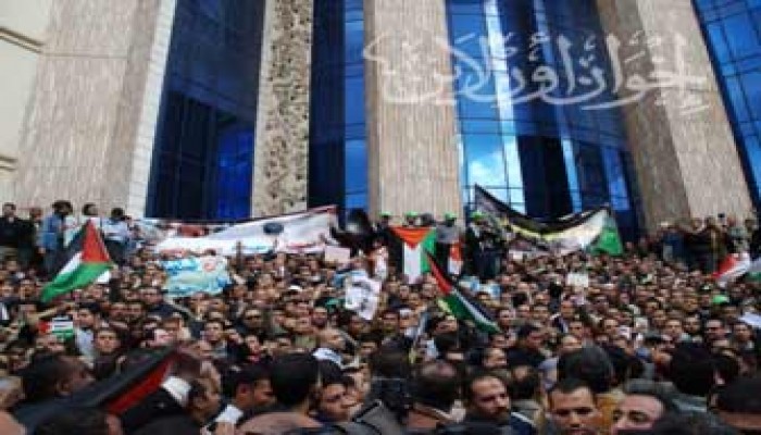 آلاف المصريين أمام نقابة الصحفيين للتضامن مع غزة