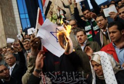 توافد الجماهير على نقابة الصحفيين للتضامن مع غزة