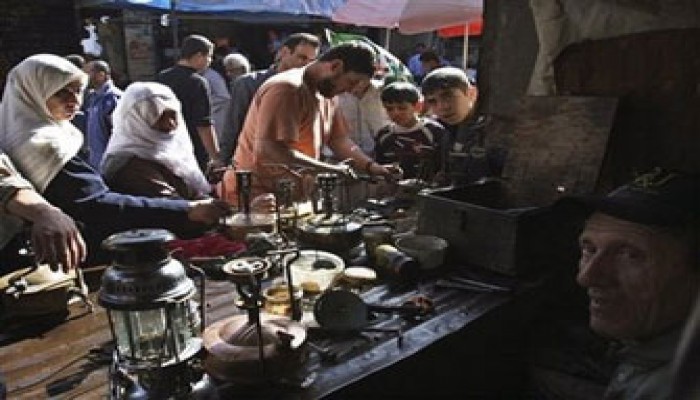 "وابور الجاز" والحطب والشمع.. غزة 2008م