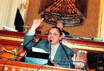 القاضي يطالب بتوفير مساكن بديلة لمزارعي المطاعنة