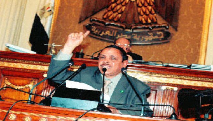 القاضي يطالب بتوفير مساكن بديلة لمزارعي المطاعنة