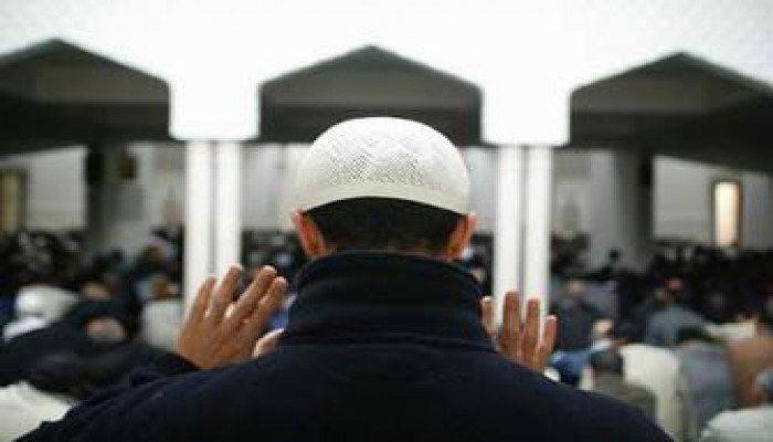 حكم صلاة الظهر خلف من يصلي العصر