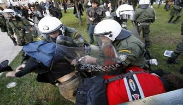 انتفاضة "فتى اليونان".. لا عزاء لأطفال العرب