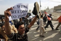 مظاهرة بـ"الأحذية" أمام البيت الأبيض تضامنًا مع الزيدي