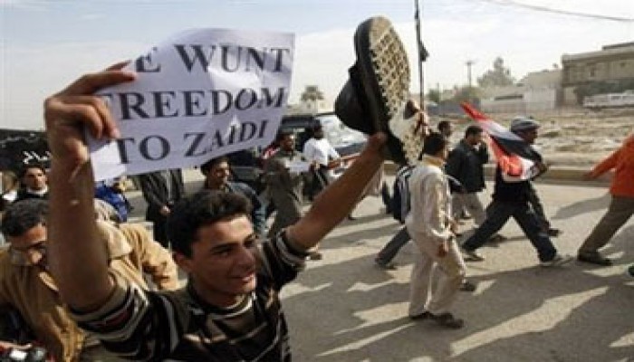 مظاهرة بـ"الأحذية" أمام البيت الأبيض تضامنًا مع الزيدي