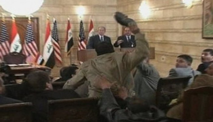رشق بوش بـ"الجزمة" في مؤتمر صحفي بالعراق