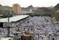 حجاج بيت الله ينفرون إلى مزدلفة بعد وقوفهم بعرفة
