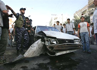 غارات صاروخية على غزة والاحتلال يُبقي المعابر مغلقة