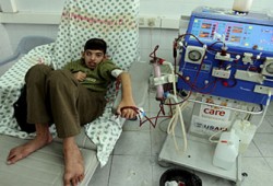 حصار غزة يهدد حياة 70 ألف معاق بعد تدهور وضعهم الصحي