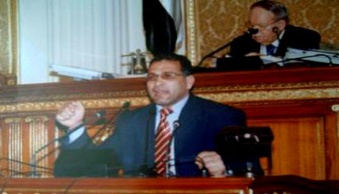 عاشور ينجح في إنارة مناطق بدائرته وإقامة معهد أزهري