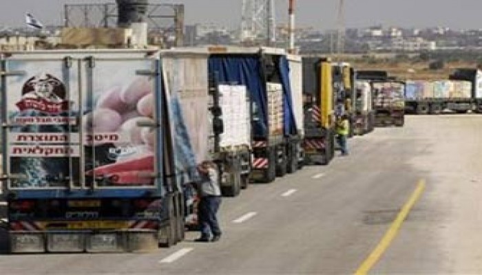 15 شاحنة ألبان ومجمدات و18 للأونروا في طريقها إلى غزة