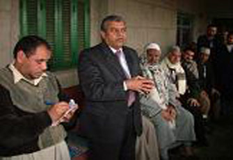 شاكر وبدر الدين يهديان أهالي دائرتيهما 20 تأشيرة حج