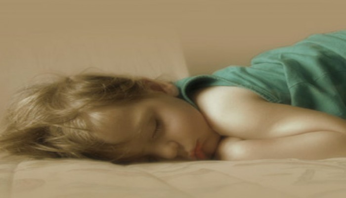 ابحثي عن أسباب قلق طفلك