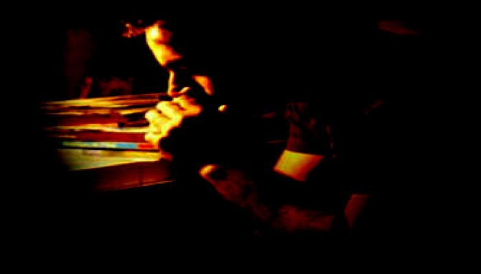 حائر بين أمي وخطيبتي!