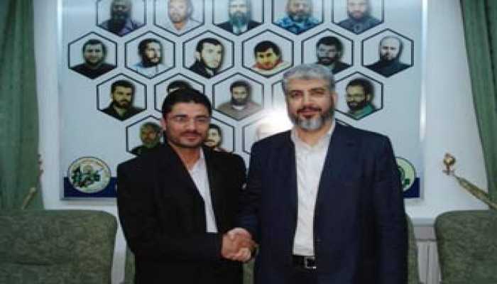 مشعل يستقبل عميد الأسرى الأردنيين بعد تحريره