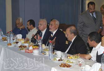 القوى الوطنية المصرية تجتمع على مائدة إفطار المرشد العام